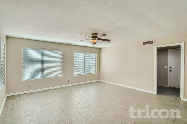Foto del edificio - 15028 W Honeysuckle Ln