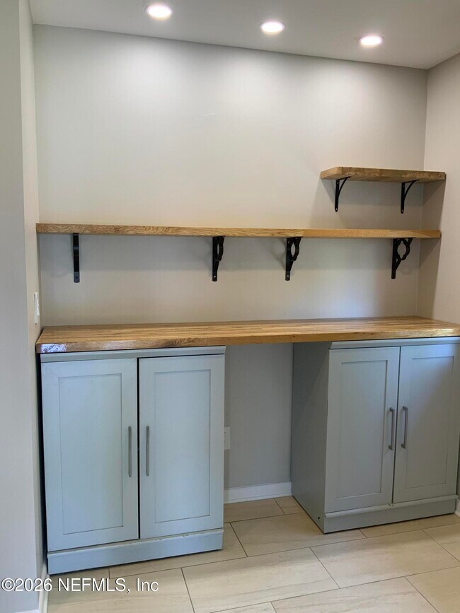 Foto del edificio - 1809 Kings Way