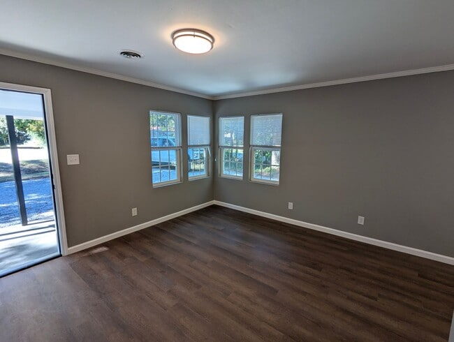 Building Photo - Out of the way 3 Bedroom
