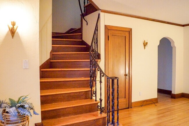 Foto del edificio - 1931 West Hills Two Bedroom Townhouse Available Now!