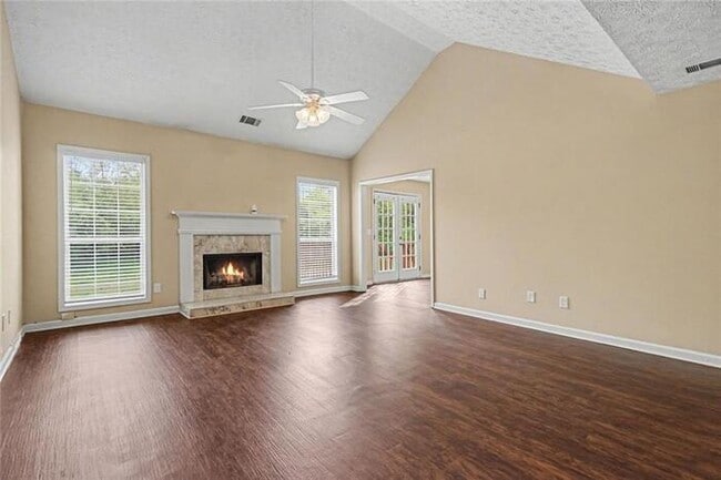 Building Photo - Beautiful, move-in ready split-level home in Hoschton