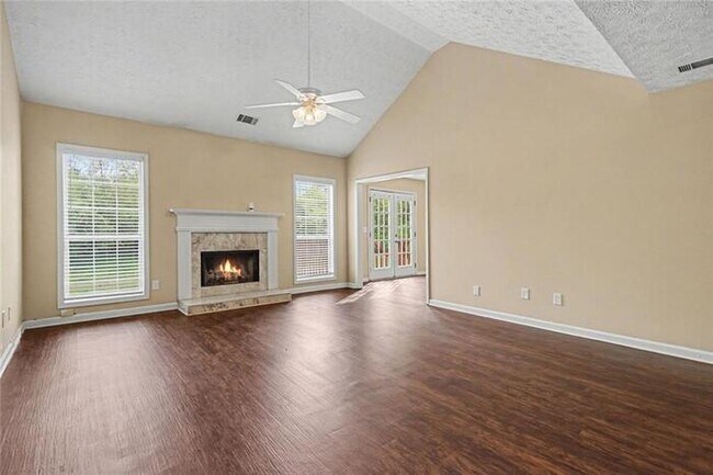 Foto del edificio - Beautiful, move-in ready split-level home in Hoschton