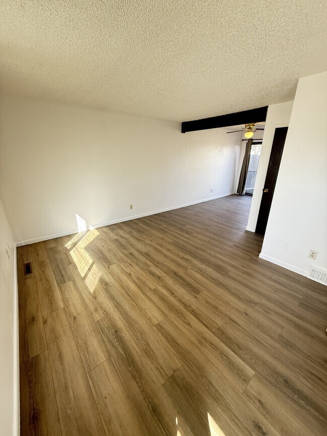 Foto del edificio - 2705 W 27th St