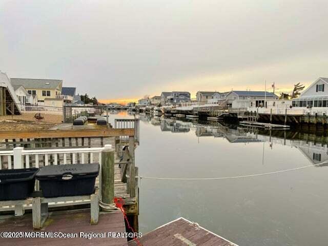 Foto del edificio - 4 Lake Huron Dr