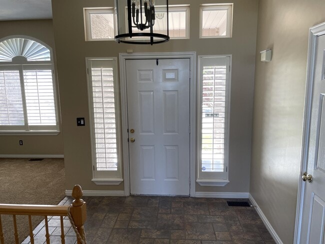 Building Photo - 561 Rocky Knoll Ln