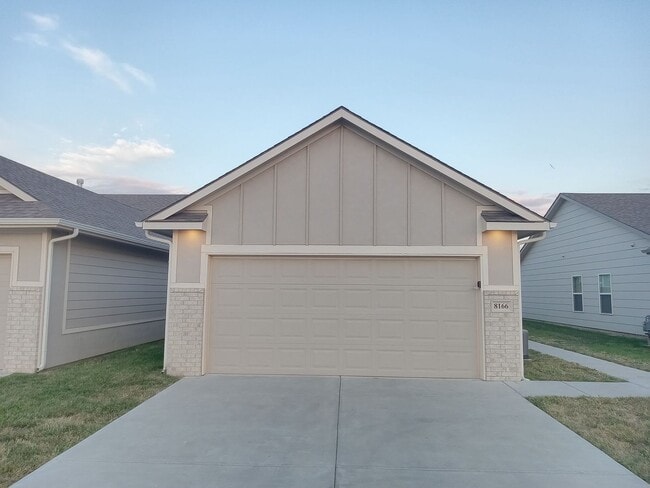 Building Photo - New Duplex - 2 Car Garage - Close to McCon...
