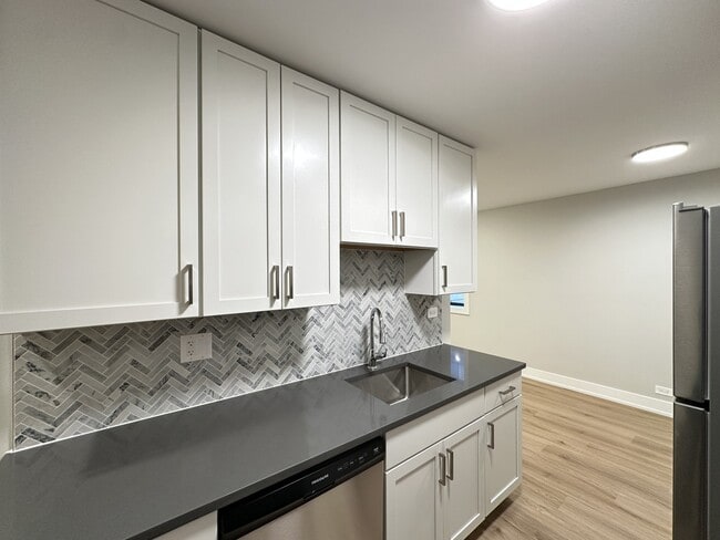 Building Photo - 516 W Aldine Ave