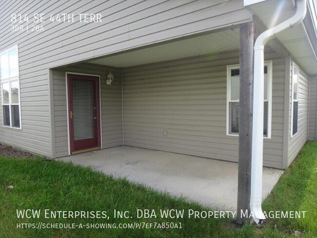 Building Photo - 3BR, 2BTH, 2 car gar, duplex with open lay...