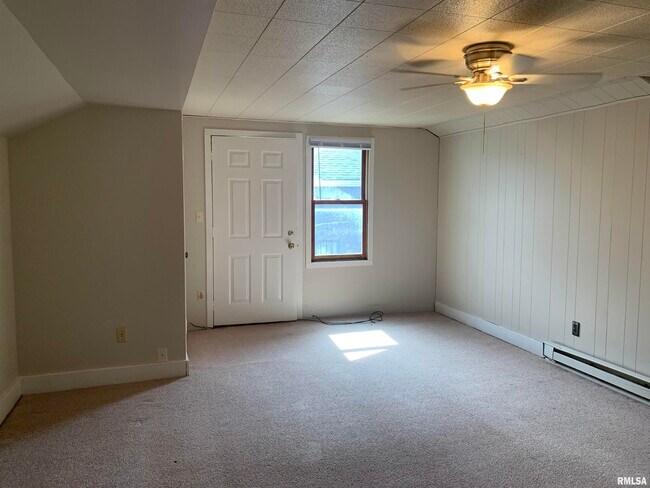 Building Photo - 513 W Loucks Ave