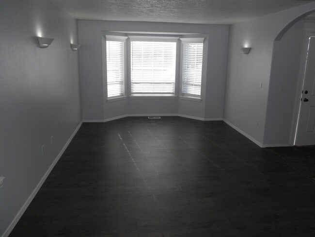 Building Photo - Extra features