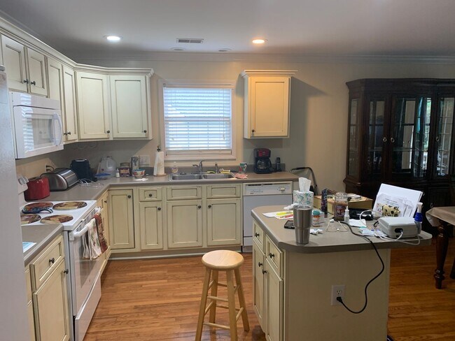 Foto del edificio - 3BR Eastside Beauty Available July 2026