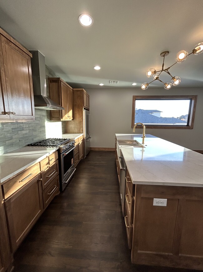 Cocina bien equipada con gama KitchenAid, horno, lavavajillas y refrigerador. - 20980 Cortona Dr