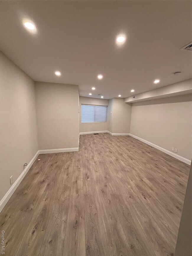 Foto del edificio - 100 Cutter Mill Rd