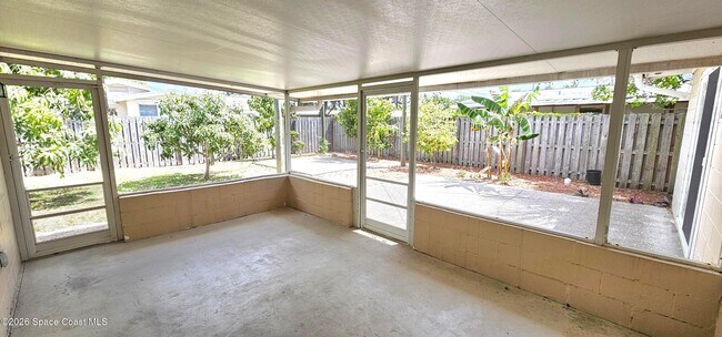 Foto del edificio - 1380 Floral Ln