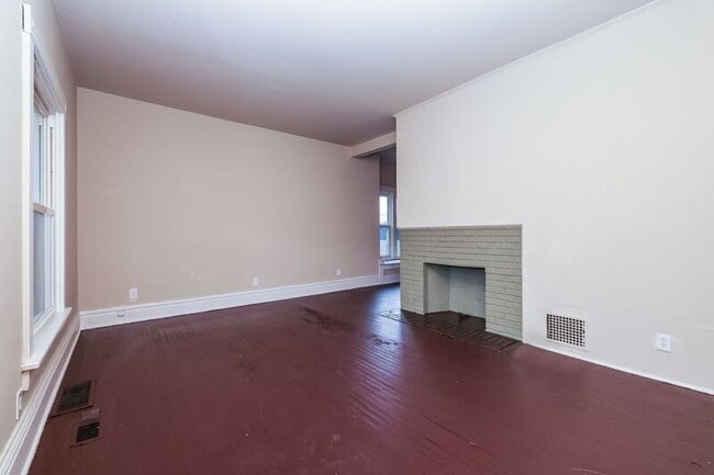 Building Photo - 557/559 E Madison Ave