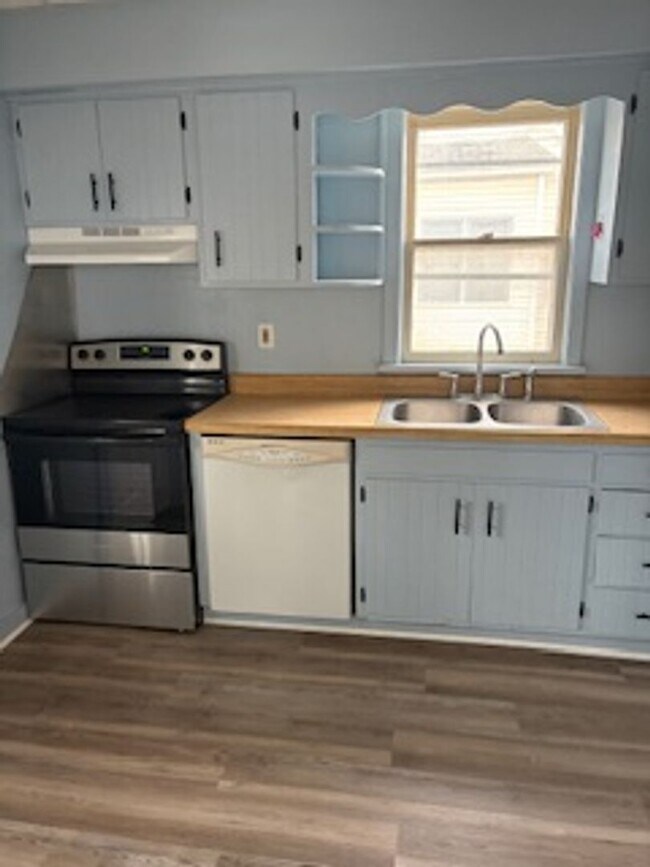 Foto del edificio - 3 BR house, garage, fenced yard