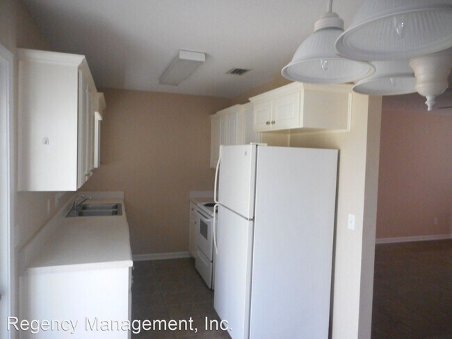 Building Photo - 3 br, 2 bath Apartment - 104 Vermont Court #2