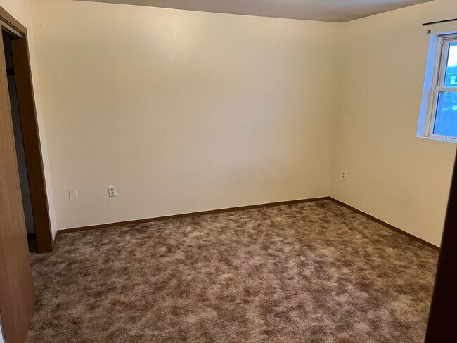 Building Photo - 1112 Springbrook Ave