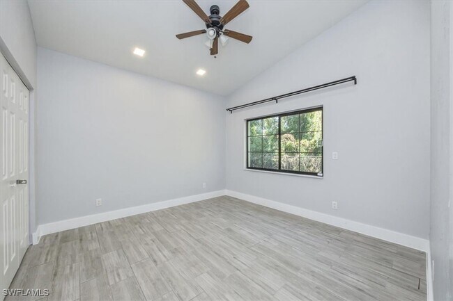 Foto del edificio - 6161 Waxmyrtle Way