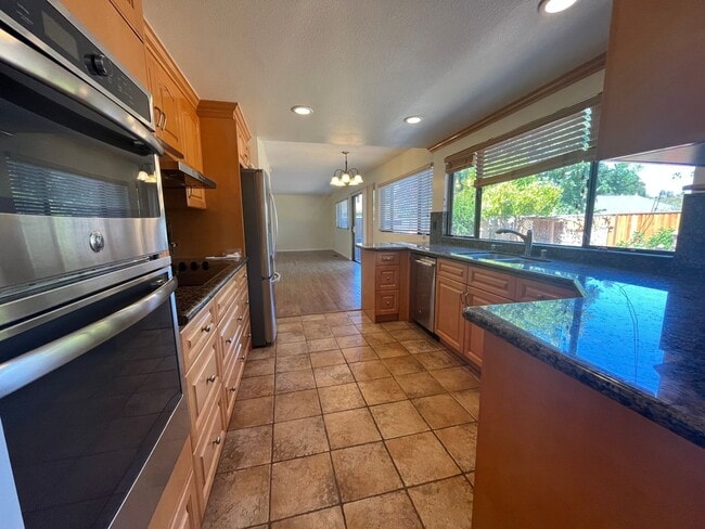 Building Photo - Huge Single family Gem has beautiful views...