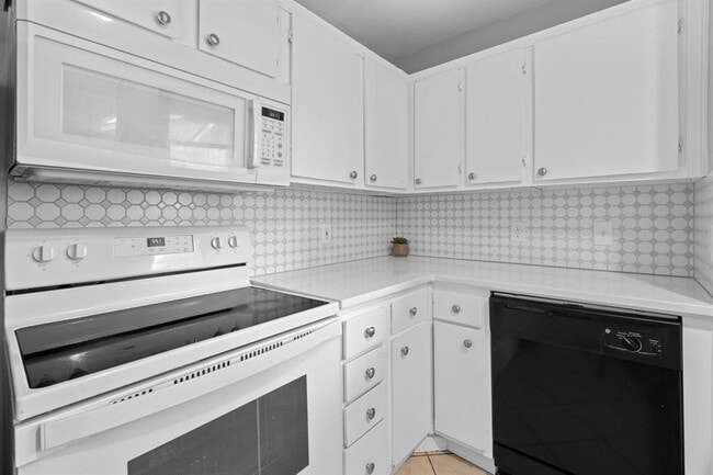 Building Photo - 2104 Cullen Ave