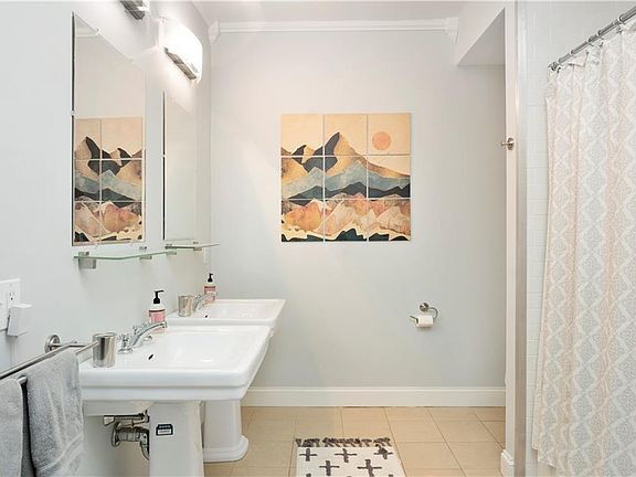 Building Photo - "Spacious 3-Bed Oasis with Granite Eleganc...