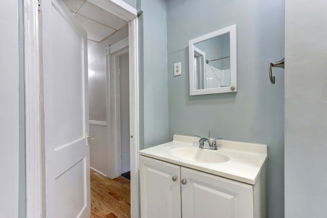 Building Photo - Renovated Two Bedroom Aprtment