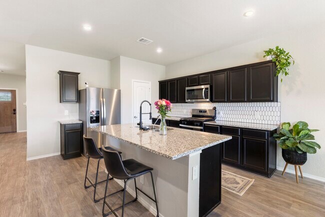 Foto del edificio - 15042 Eastern Wood Rd