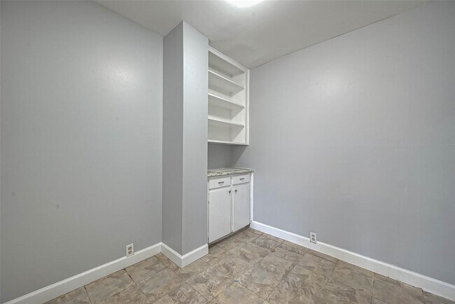 Building Photo - 4707 Graustark St