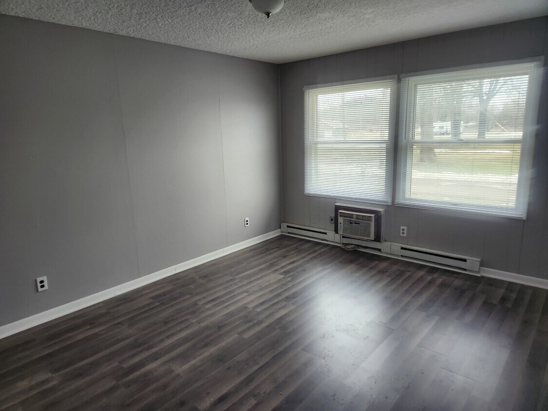 Building Photo - 204 S Maple St
