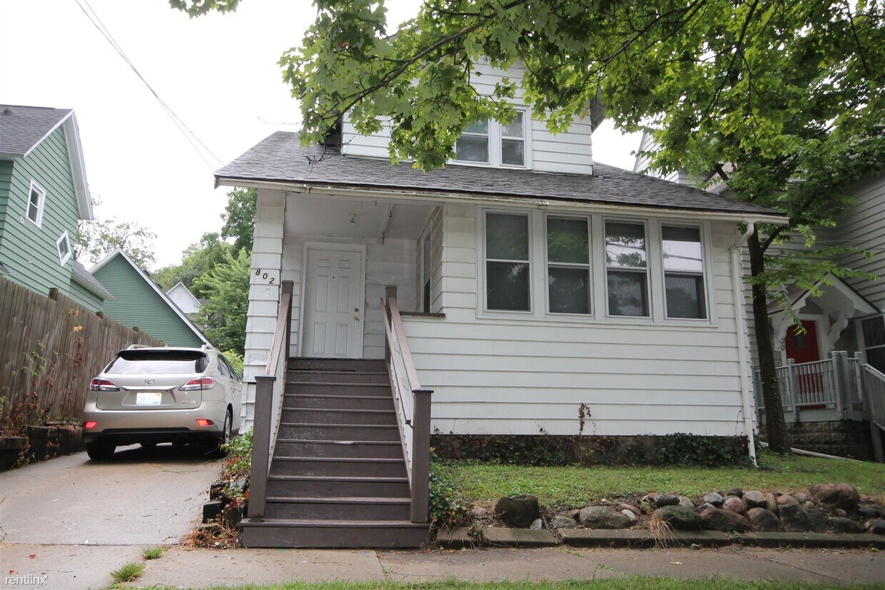 Primary Photo - 4 br, 2 bath House - 802 Davis St Availabl...