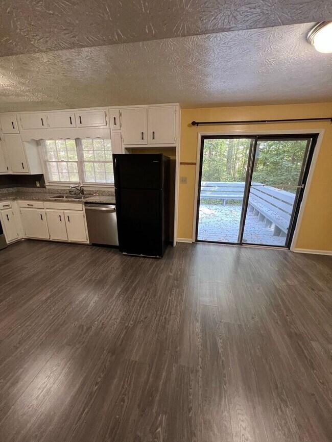 Foto del edificio - NOW AVAILABLE!!! Beautiful Townhome with M...