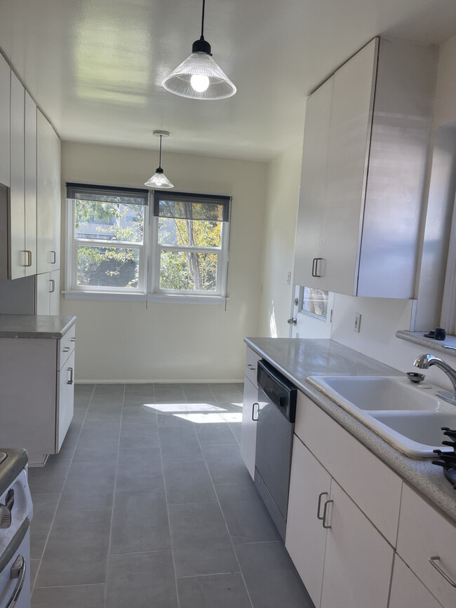 Bright spacious kitchen - 4117 Charles Ave