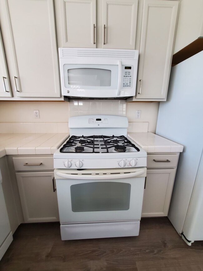 Building Photo - 3bd/3ba Tri-Level Condo - Pet-friendly