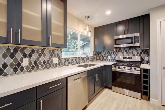 Foto del edificio - 8808 Clarewood Dr