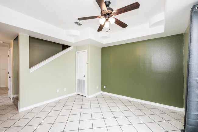 Building Photo - 1000 Ranchway Dr