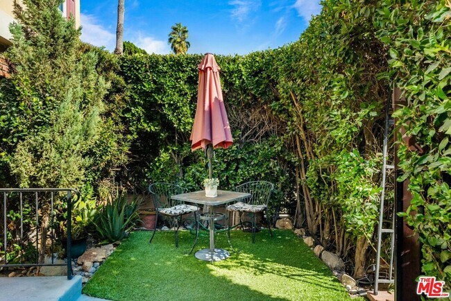 Foto del edificio - 11585 Riverside Dr