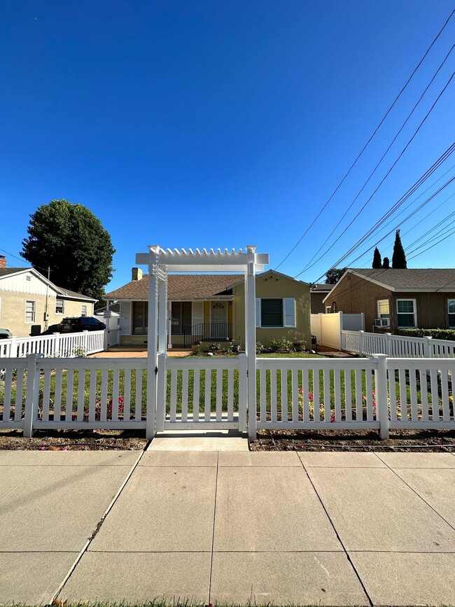 Building Photo - 1040 W Almond Ave
