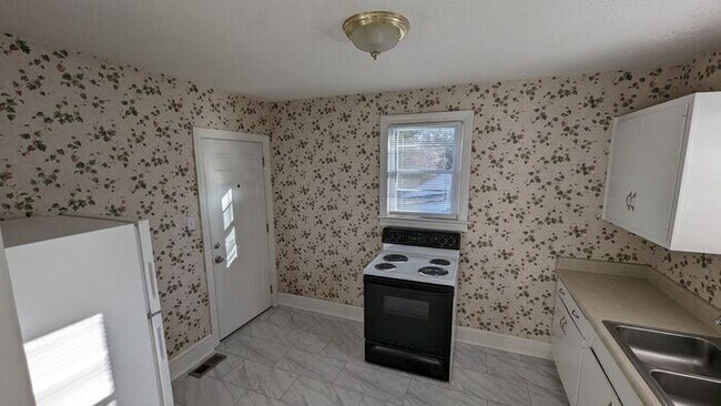 Foto del edificio - Beautiful 2 Bedroom 1 Bath, Nice Open Yard...
