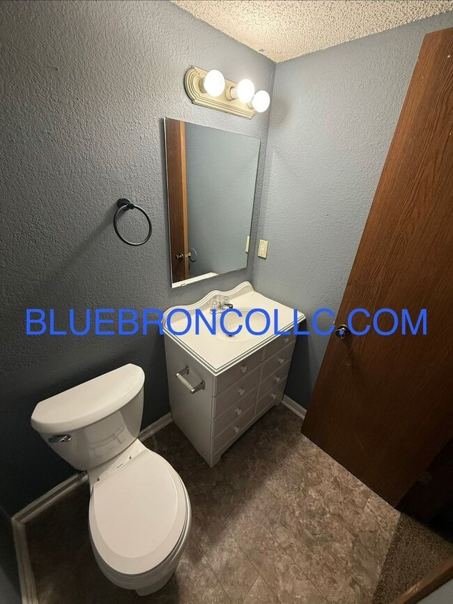 Building Photo - Spacious 2 Bedroom unit for a great price!