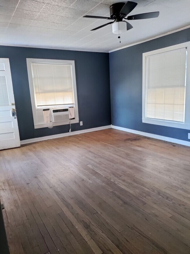 Building Photo - 2 bed 1 bath House