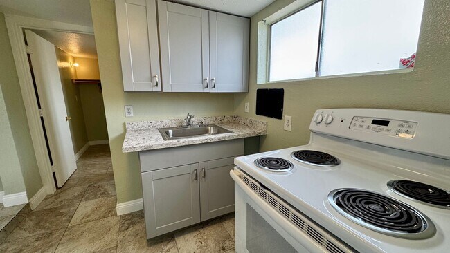 Foto del edificio - Renovated 1-bedroom attached studio with private entrace, ready for immedate move-in.
