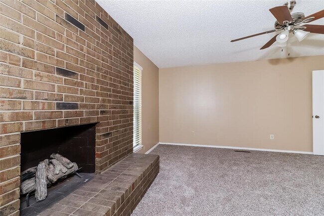 Building Photo - 2013 Bonnycastle Ln