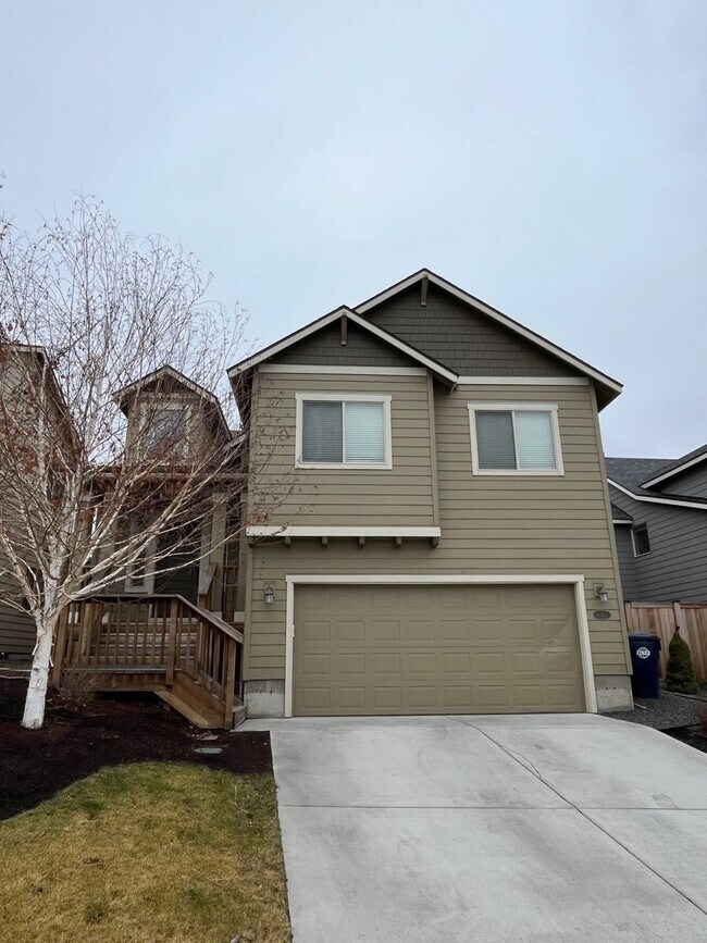 Building Photo - Beautiful 4 Bed/3 Bath in Quiet NE Bend Ne...
