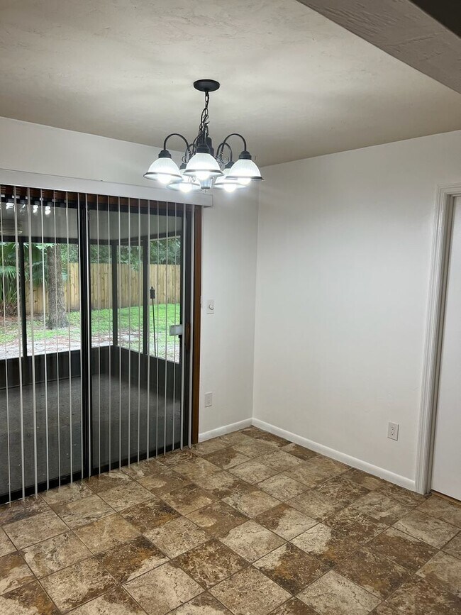 Foto del edificio - 3 Bedroom 2 Bath in SW Westchester Manor