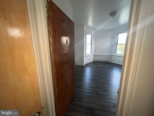 Building Photo - 5400 Catharine St