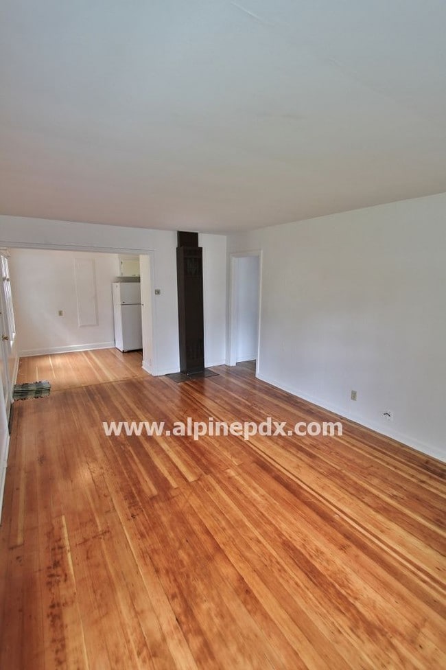 Building Photo - 1025 NE Birchwood Dr