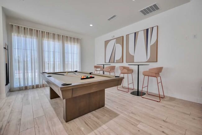 Building Photo - Avanti West