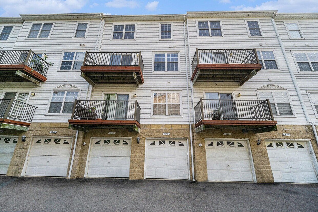 1043 Maiden Ln, Ann Arbor, MI 48105 - Condo for Rent in Ann