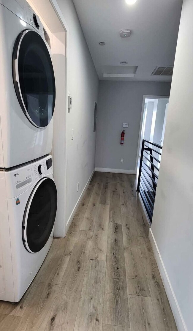 Foto del edificio - 4651 W 18th St